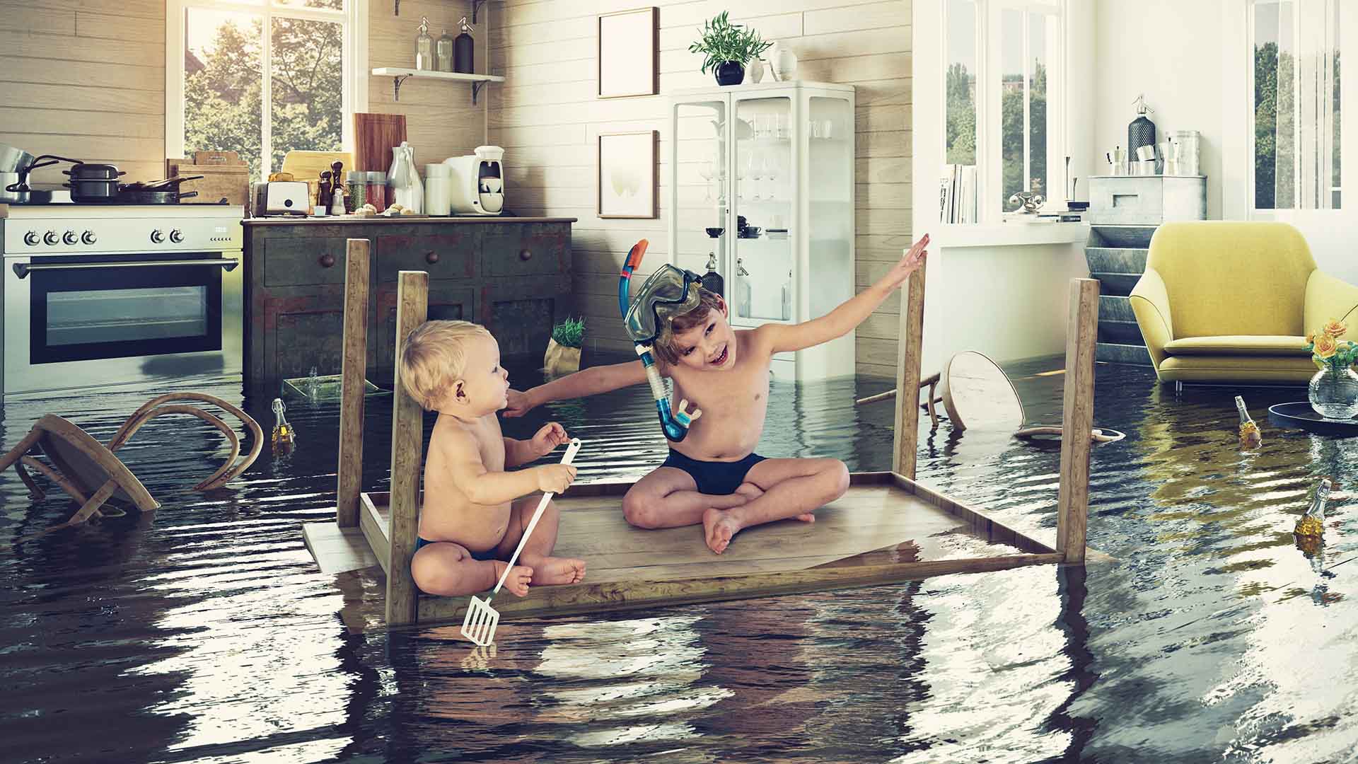 Kinder schwimmen auf Wohnzimmertisch
